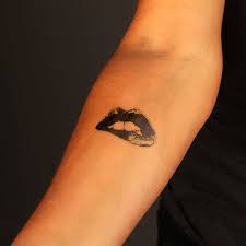 Kyss tatuering, Kiss tattoo.