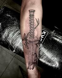 Vapen tatuering, Weapon tattoo.