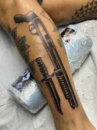 Vapen tatuering, Weapon tattoo.