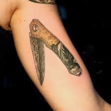 Vapen tatuering, Weapon tattoo.