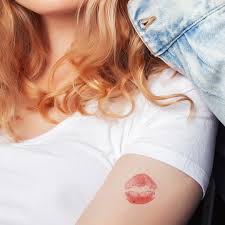 Kyss tatuering, Kiss tattoo.